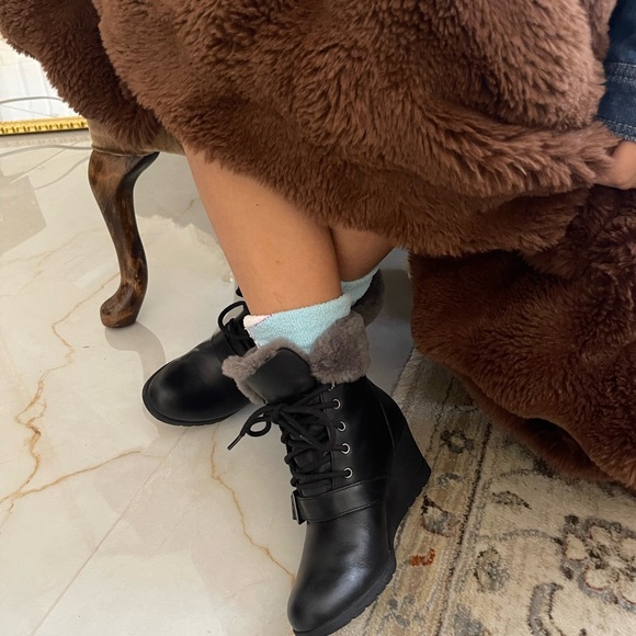 UGG Black Wedge Boots with Gray Sheepskin UGG Black Wedge Boots with Gray Sheepskin
